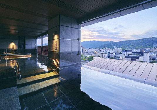 ＜大浴場＞
窓外に古都を眺める天空露天風呂
京都随一の繁華街である四条河原町の中心で、天然温泉をお楽しみいただけます。
最上階にある露天風呂からは、京の自然や町並みを望むことができます。