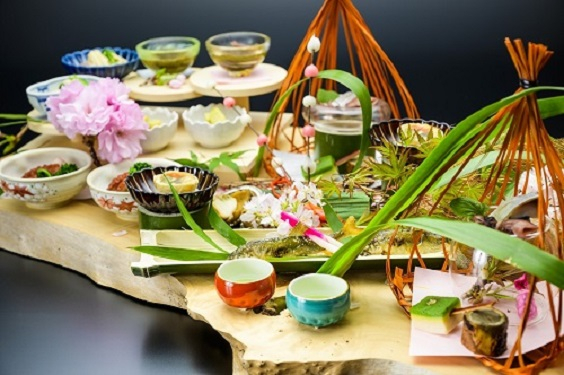 ＜夕食一例＞
京都伝統の食文化を継承する知と技。
四季折々の京野菜や旬の魚を使い
熟練の料理人が丹念に仕上げた京の春夏秋冬の美味をご堪能ください。